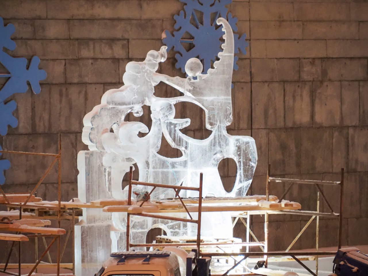 В Екатеринбурге провалился конкурс на строительство ледового городка в Историческом сквере Обе заявки претендентов были отклонены Как говорится на портале госзакупок среди требований к подрядчику был опыт аналогичной работы за последние три года Одна из компаний при этом предоставила документы почти четырёхлетней давности другая пятилетней Источник УРАЛИТИ близкий к мэрии назвал произошедшее результатом технической ошибки По его словам в ближайшее время будет объявлен новый конкурс так что без городка Екатеринбург не останется Уралити