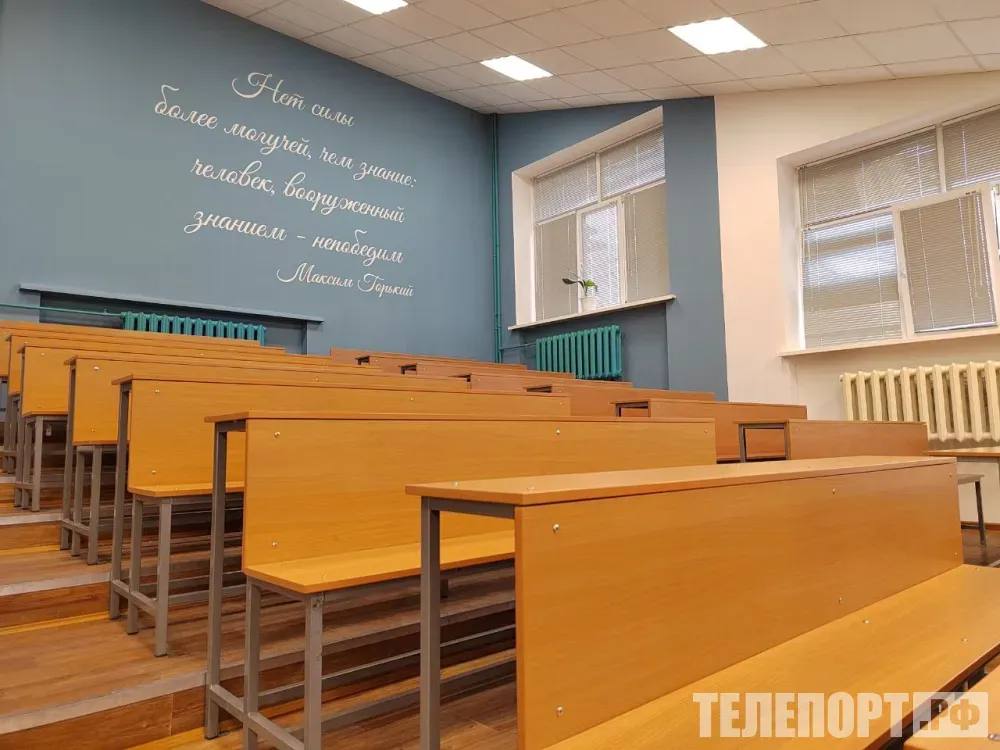 Новые ограничения для колледжей меньше платных мест для студентов Россиянам сообщили о планах ограничить количество платных мест в колледжах Колледжам России так же как и университетам ограничат возможность обучать студентов на платной основе Об этом сообщила вице спикер Госдумы Виктория Абрамченко Известиям Она сказала что принципы регулирования платного приема утвержденные для вузов необходимо распространить и на колледжи По ряду направлений например таких как юриспруденция более 80 студентов обучаются платно Массовый платный набор чаще всего встречается на популярных у школьников но невостребованных на рынке труда программах В то же время реальный сектор экономики испытывает нехватку квалифицированных рабочих и специалистов В данный момент рабочая группа занимающаяся развитием среднего профессионального образования СПО активно обсуждает новую инициативу Планируется что она будет функционировать по аналогии с уже принятым законом который позволяет правительству регулировать количество платных мест в высших учебных заведениях