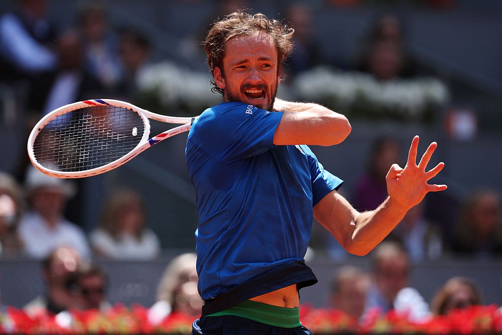 Впервые за шесть лет в топ-10 рейтинга ATP не будет ни одного россиянина На следующей неделе ни одного российского теннисиста не будет в топ-10 рейтинга ATP впервые с 10 июня 2019 года. Перед началом турнира ATP серии «Мастерс» в Мадриде Даниил Медведев занимал десятое место в мировом рейтинге, Андрей Рублев — восьмое. В Мадриде Медведев проиграл в 1/4 финала норвежцу Касперу Рууду, а Рублев не смог защитить прошлогодний титул, уступив Александру Бублику из Казахстана в 1/16 финала. В понедельник Рублев опустится на 17-ю строчку и впервые с сентября 2022 года покинет первую десятку мирового рейтинга. Рууд же вышел в финал и теперь поднимется на 10-ю строчку, обойдя Медведева. Getty Images -канал «РБК Спорт»