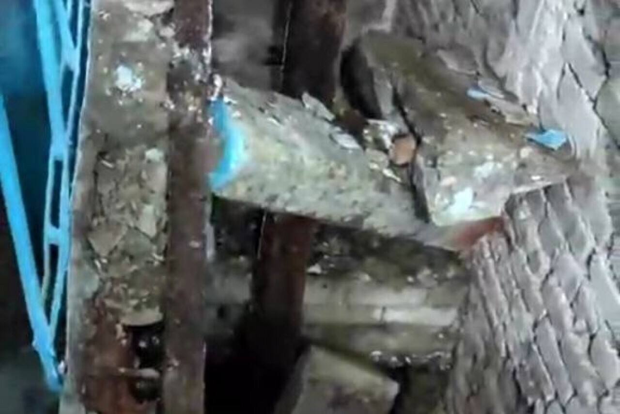 В Кизляре произошло обрушение лестницы в многоэтажном доме Сегодня 9 января около 19 00 в пятиэтажном доме на улице 40 лет Дагестана в Кизляре произошло обрушение лестничного марша По информации Государственной жилищной инспекции Республики Дагестан пострадавших в результате инцидента нет В одном из подъездов временно ограничен доступ к квартирам расположенным выше второго этажа На место происшествия выехали специалисты для оперативного осмотра Управляющей компании ООО Кизляр было предписано оградить опасный участок и в кратчайшие сроки обеспечить временный безопасный проход для жильцов Подготовка к установке временного лестничного пролета уже началась