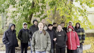 Жители Оренбурга записали видеообращение к администрации с просьбой вернуть троллейбусы По словам инициативной группы отказ от электротранспорта стал общегородским бедствием Люди уверены из за замены троллейбусов автобусами ухудшилась экология выросло количество ДТП и снизилась транспортная доступность Активисты предлагают восстановить линии отремонтировать старые троллейбусы и получить 10 новых машин из Санкт Петербурга Копию обращения оренбуржцы направили в администрацию города и Следственный комитет Когда то в Оренбурге было 12 троллейбусных маршрутов сегодня работает только два