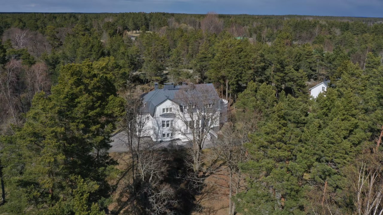 В Финляндии арестовали виллу российского бизнесмена Бориса Ротенберга Причиной стала задолженность по налогу на недвижимость на сумму в несколько тысяч евро сообщает Yle В связи с введенными ограничениями и включением предпринимателя в санкционный список Европейского союза Борис Ротенберг в последние годы не мог перевести деньги на счета в финских банках для оплаты налогов Юрист и представитель Ротенберга господин Микко Мантере подтвердил что речь идет о процедуре принудительного изъятия которая может быть отменена после выплаты долга Yle Jouko Tapper Подписывайтесь на Ъ Оставляйте бусты