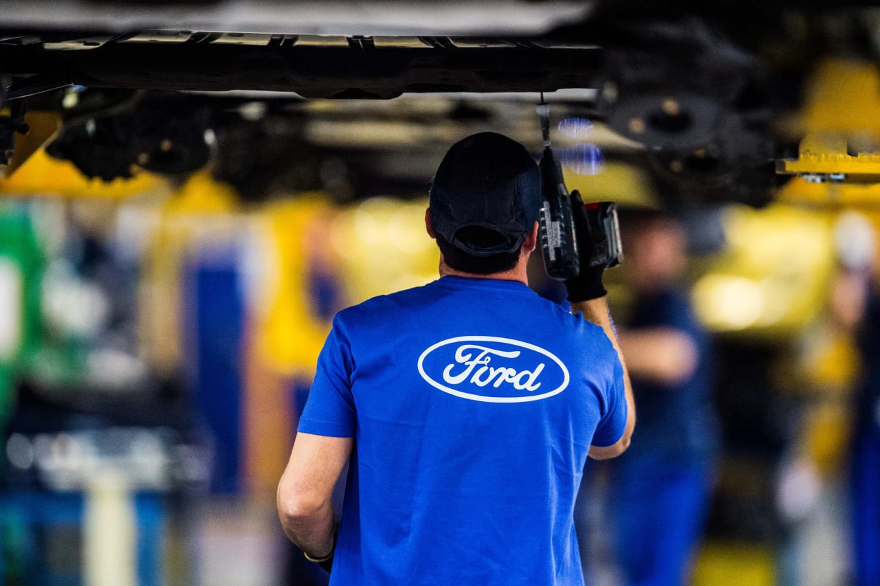 Ford Motor Co и Robert Bosch GmbH сокращают количество рабочих мест в Германии что свидетельствует о негативном сочетании слабого спроса и высоких затрат которое наносит ущерб автомобильной промышленности Европы F Компания Ford сократит ещё 1000 рабочих мест на своём заводе по производству электромобилей в Кёльне из за более низкого чем ожидалось спроса на эту технологию сообщила компания во вторник Немецкая компания Bosch также объявила о более глубоком сокращении расходов предупредив что её подразделение Mobility столкнётся с ежегодным дефицитом в размере около 2 5 млрд евро 2 95 млрд долларов на фоне растущей конкуренции и низких продаж jkinvest news jkinvest