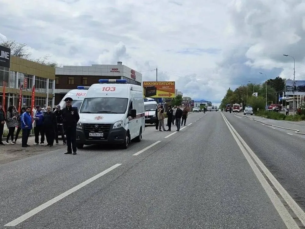 Стало известно в каком состоянии находятся пострадавшие при взрыве на АЗС в Пятигорске Напомним при взрыве пострадали 6 человек Четверо из них были доставлены в медучреждения Главврач ГКБ Пятигорска Инна Антонян обозначила Один в крайне тяжелом состоянии Ожоги более 96 Двое пациентов амбулаторных Ждем главного комбустиолога Ставропольского края Как передают краевые СМИ тяжелые ожоги получил водитель газовоза Ему на подмогу пришел капитан Росгвардии который был неподалеку Он оттащил водителя и оказал ему первую помощь до приезда скорой помощи Сам росгвардеец получил ожоги его доставили в ведомственное учреждение Сообщает bloknot stavropol