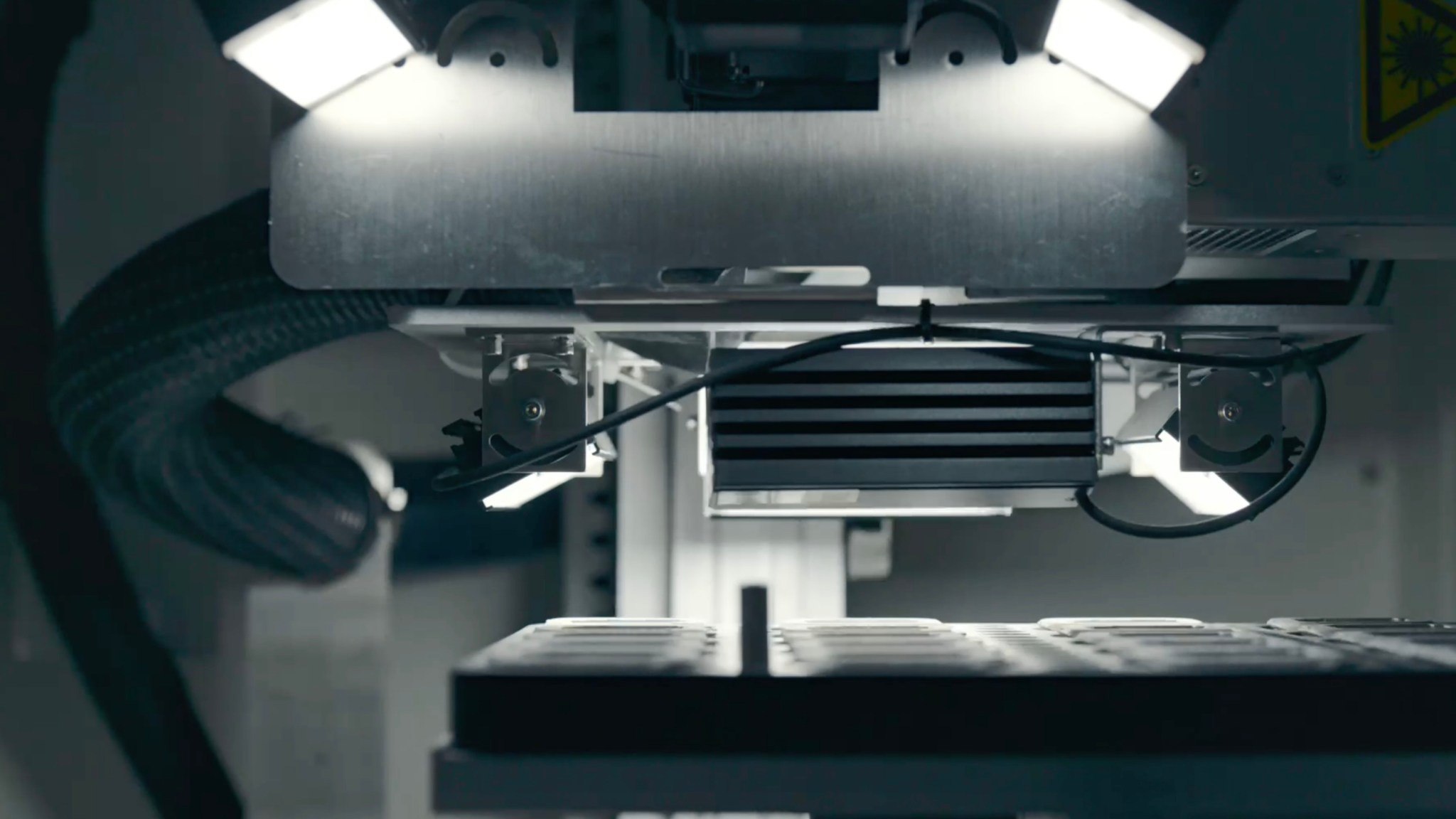 Apple печатает многие детали для iPhone и Apple Watch на 3D принтере Это экономит материал и делает производство ювелирно точным Например разъём USB C для iPhone Air который уместили в корпус толщиной 5 6 мм был именно напечатан а не откован