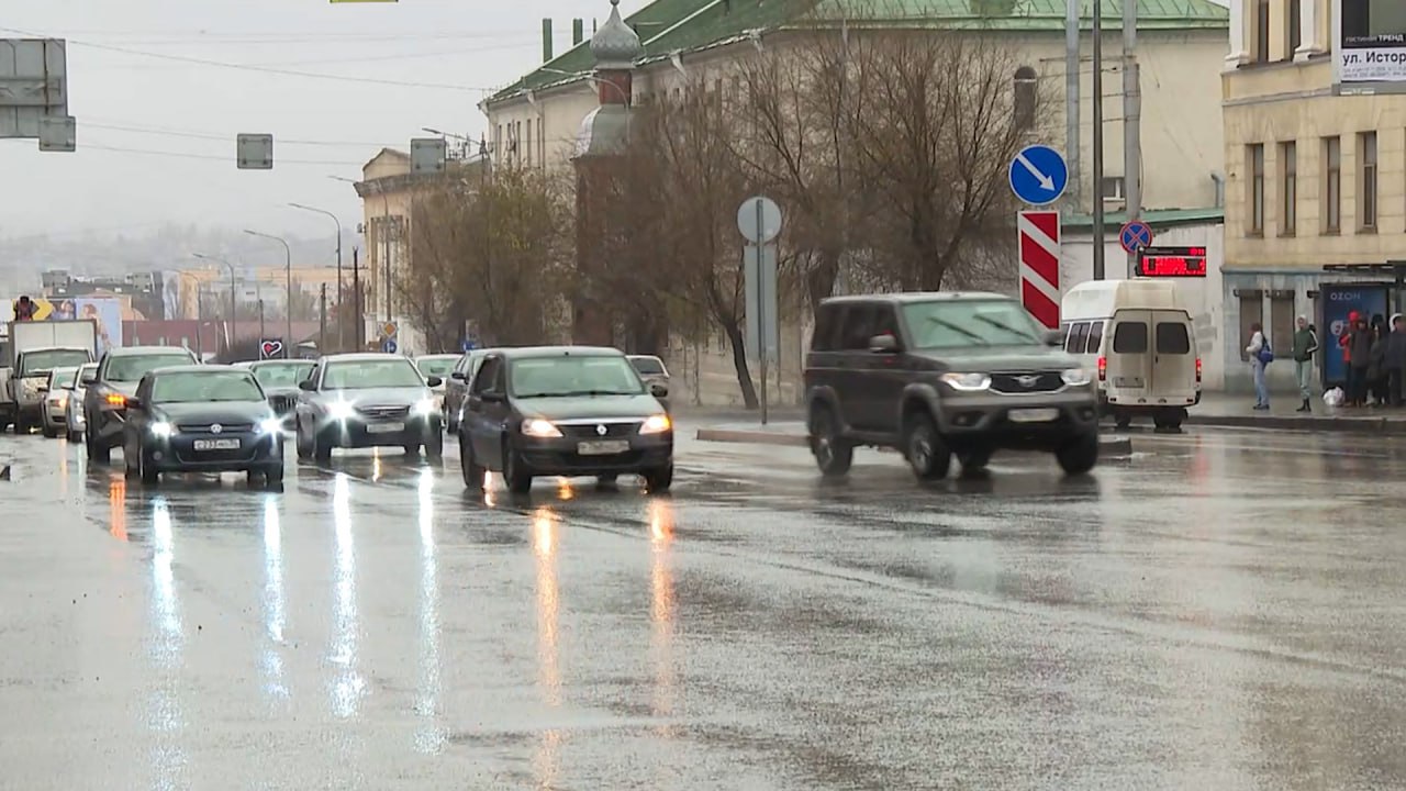 ‼ С 1 декабря водителей начнут штрафовать за летнюю резину  Правило касается абсолютно всех уголков страны – и Сибири, и теплого побережья. Об этом напоминает Лента.ру со ссылкой на автомобильного эксперта Петра Баканова.    Отмечается, что вариант, когда регионы могут сами принимать решения о датах обязательной смены резины, тоже обсуждался. Но от него решили отказаться, поскольку, например, жители Сочи в любой момент могут поехать в любой другой регион или в горы. Наказывать водителей на летних шинах будут в течение декабря, января и февраля. В первый раз инспектор может сделать предупреждение, а потом – выписать штраф в размере до 500 рублей. При этом количество штрафов не ограничено даже в течение одного дня.    Подписаться