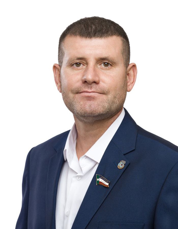 Депутат Верховного Совета Хакасии от Единой России Александр Пащенко пообещал обнулить жителя города Саяногорска за критику его инициатив по обращению с безнадзорными животными Ты родной решил раз я депутат значит на задних лапках буду прыгать и терпеть быдлячее отношение к себе Ты одно забыл или не знал я депутатом пришёл не с высших партийных школ а прямиком с фронта где за такие слова что ты лепишь обнуляют и к себе такого отношения не потерплю Фото сайт Верховного Совета Республики Хакасия