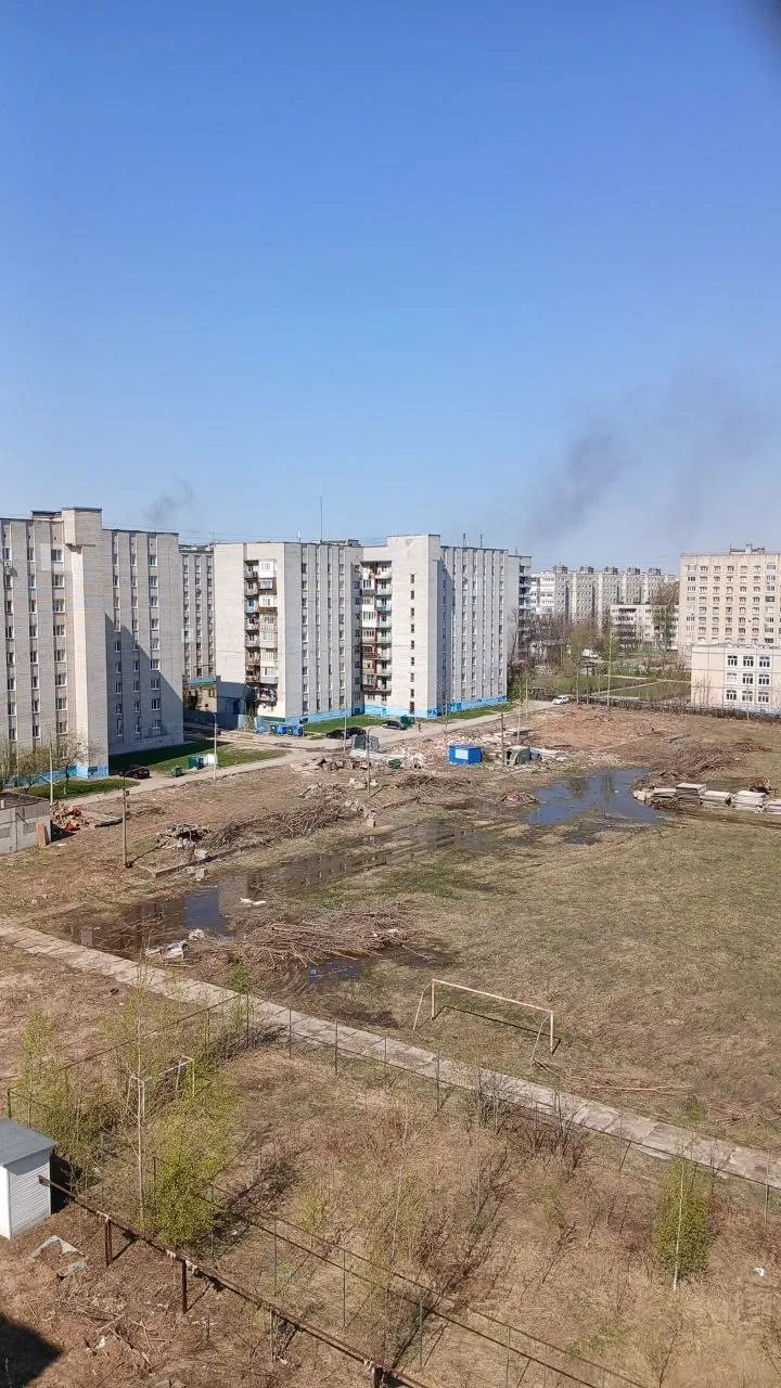 В Чебоксарах остановлено движение всего общественного транспорта из за угрозы атаки БПЛА Минтранс Чувашии Меру объяснили необходимостью обеспечить безопасность жителей О возобновлении движения власти пообещали сообщить дополнительно Также мэр города Станислав Трофимов призвал жителей не покидать дома не подходить к окнам и балконам и укрыться в помещениях без окон с несущими стенами например в ванной комнате Читайте меня в MAX   max ru bloodysx