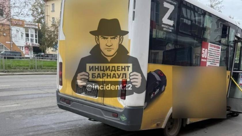 Поедет пока интернет не появится Жительница Барнаула рассказала что водитель автобуса не выпускал ее сына из автобуса потому что тот не мог перевести оплату из за проблем с интернетом Инцидент произошел утром 21 сентября По словам женщины ее сын ехал на тренировку в автобусе 58 и столкнулся с хамским поведением водителя Об этом сообщает Telegram канал Инцидент Барнаул На остановке Сибэнергомаш подросток попытался оплатить проезд однако водитель заявил что терминала в автобусе нет и деньги нужно вносить либо наличными либо переводом на номер телефона Наличными мальчик не располагал а мобильный интернет в этом районе не работал и перевести деньги он не смог В ответ водитель закрыл двери и сказал что пассажир поедет пока интернет не появится отметила мама ребенка На помощь пришла случайная пассажирка женщина заплатила за юного спортсмена Только после этого водитель открыл двери и высадил ребенка уже на следующей остановке Мать школьника обратилась к компетентным органам с просьбой провести проверку и пресечь подобные случаи подчеркнув что речь идет о детях которых недопустимо подвергать такому обращению