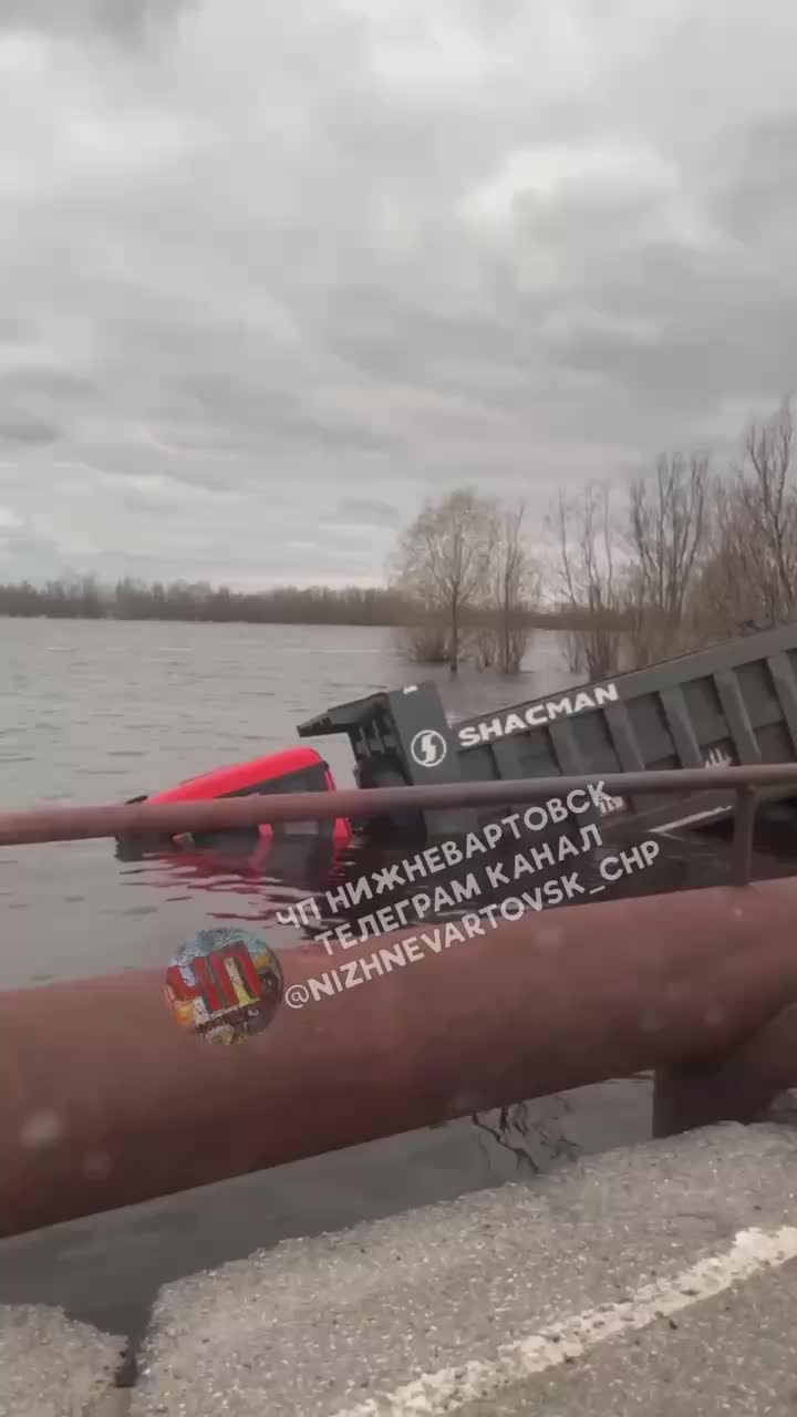Грузовик утонул в Нижневартовске из-за паводка
