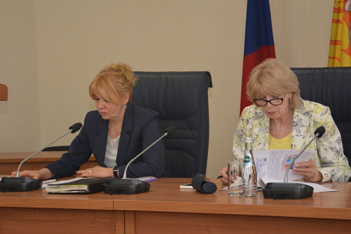 В Воронеже на публичных слушаниях обсудили городской бюджет 2024 года В 2024 году городской бюджет исполнили в следующих параметрах: доходная часть составила 48,79 млрд рублей, расходная — 50,333 млрд рублей, дефицит – 1,543 млрд рублей. Собственные доходы муниципалитета составили 16,8 млрд рублей. Из них 14,3 млрд рублей выделили на налоговые поступления, а неналоговые составили 2,5 млрд рублей. За счет субвенций, субсидий и межбюджетных трансфертов из вышестоящих бюджетов казна Воронежа пополнилась на 31,967 млрд рублей. ↗ Прислать новость Подписаться
