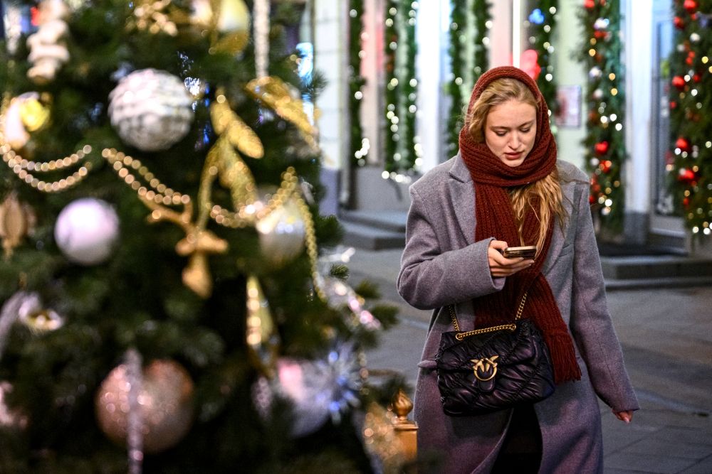 В конце 2025 года россиян ждет самая короткая рабочая неделя об этом напомнила член думского комитета по труду социальной политике и делам ветеранов Светлана Бессараб Последняя неделя декабря станет самой короткой приводит ее слова РИА Новости Депутат уточнила что работать жители РФ будут всего два дня 29 и 30 января Кстати предстоящие новогодние каникулы в России станут самыми длинными за 12 лет Продлятся они 12 дней с 31 декабря 2025 го по 11 января 2026 го Фото Кирилл Зыков РИА Новости Подписаться на Российскую газету Читать нас в MAX