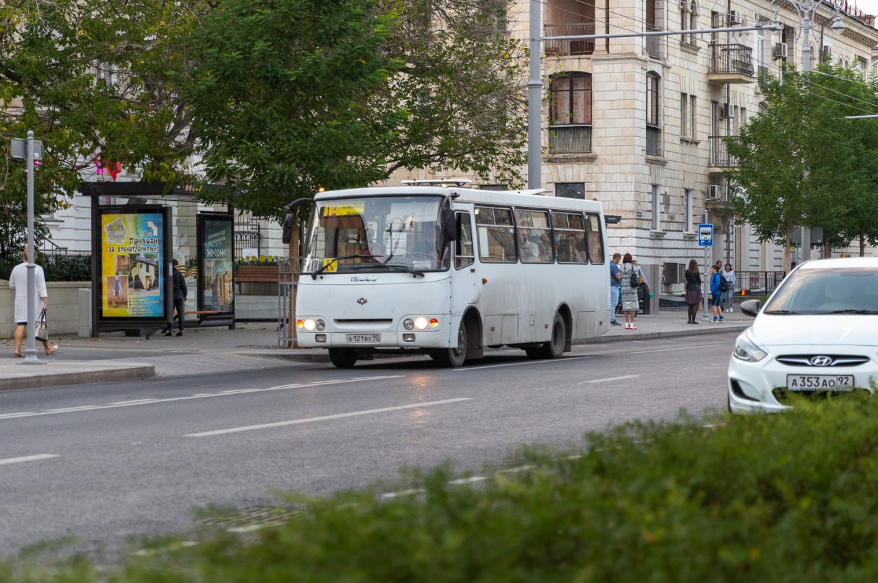 Губернатор Севастополя поручил штрафовать перевозчиков за отставания от графика    Михаил Развожаев поручил усилить контроль за работой общественного транспорта. Градоначальник отметил, что из-за неэффективной работы системы цифрового контроля перевозчики стали допускать значительные отставания от графика – по 20-30 минут.  «Надо усилить организационное начало: бригадиров, кукушек поставьте на маршруты – по старинке, что называется. Совсем разбаловались у нас перевозчики, ссылаясь на все эти трудности. Как минимум интервал не должен 10 минут превышать. […] У меня такое ощущение, что, пользуясь отсутствием объективного контроля ГЛОНАСС, все начали уже опять маленько расслабляться, мягко говоря. Это недопустимо. Штрафуйте», - отметил губернатор.     НТС - Новости Севастополя
