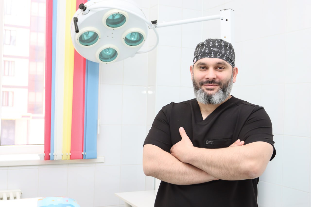 Врачи Республики Ингушетия сохранили руку полуторагодовалому ребёнку после тяжёлой бытовой травмы В Детскую республиканскую клиническую больницу им К Ужахова экстренно поступил ребёнок с тяжелой травмой кисти рука малыша оказалась зажата в бытовом электроприборе Мальчика сразу доставили в операционную При осмотре специалисты выявили множественные раны кисти и пальцев повреждения сухожилий сгибателей и разгибателей а также несколько переломов костей Операция продолжалась около трёх часов Хирурги восстановили сухожилия разгибателей третьего четвёртого и пятого пальцев а также зафиксировали переломы третьего и четвёртого пальцев Сегодня маленький пациент чувствует себя лучше Малыш остаётся под наблюдением врачей впереди его ждёт этап дальнейшего лечения и восстановления МинздравПредупреждает Не оставляйте маленьких детей без присмотра даже на несколько минут Малыши исследователи им все интересно но они часто не осознают опасности которые их поджидают Получить MAXимум пользы для здоровья МедицинаРегионов ЗдоровьеДетей