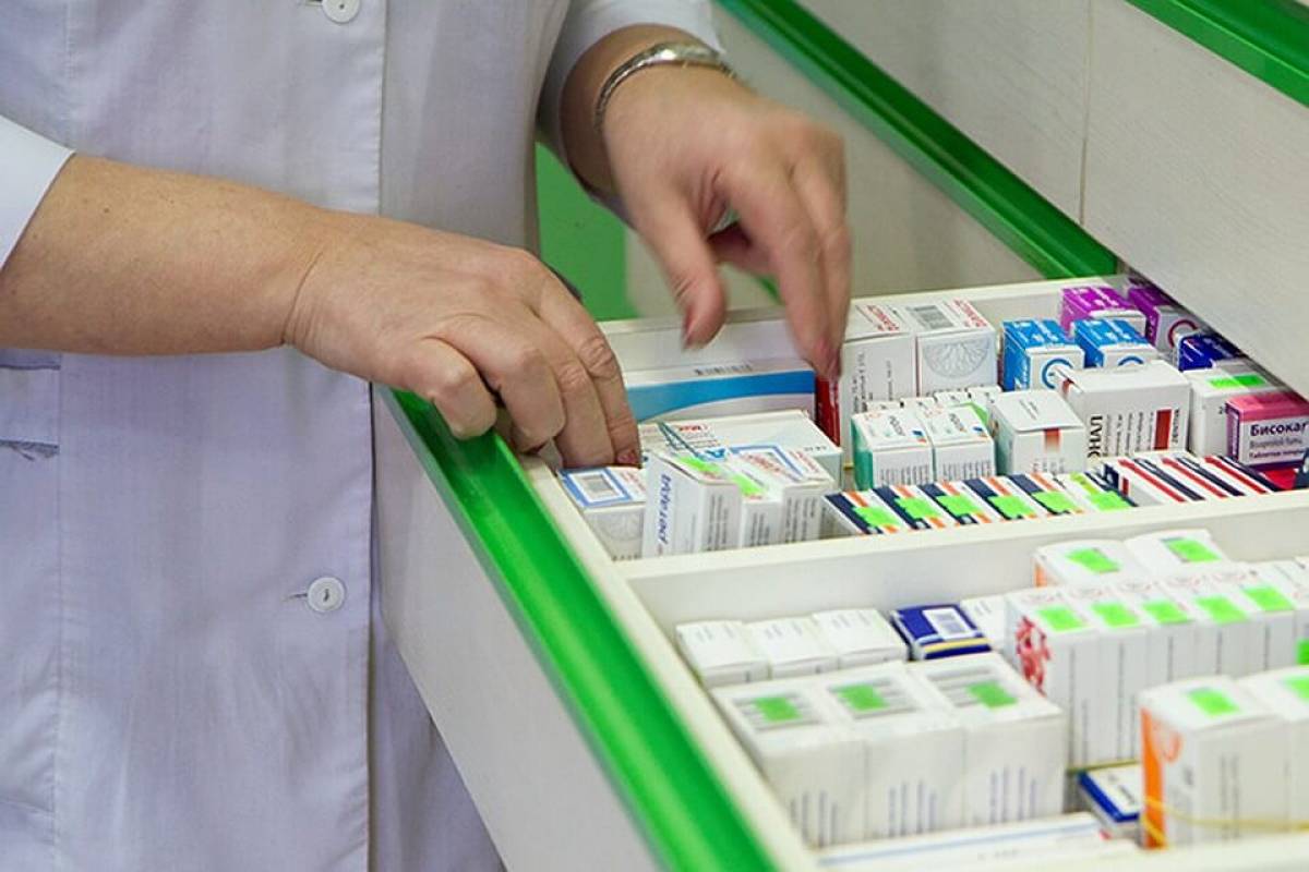 Только 22,6% пожилых россиян получают льготное лекарственное обеспечение. Исследование ИНСАП РАНХиГС показало, что лишь малая часть пожилых граждан имеет право на бесплатные или льготные лекарства. Причина — ограничение льгот для конкретных категорий инвалиды, люди с определенными заболеваниями и особым социальным статусом . Кто имеет право? 49% получают льготы по набору социальных услуг, 20% — из-за хронических заболеваний. Доступность льгот зависит от возраста: 18% в возрасте 60-69 лет, 26% в 70-79 и 42% в 80+ лет. Отказ от льгот: 37% пожилых выбирают денежную компенсацию 1300 руб/мес. . Это связано с трудностями получения лекарств: 45% из-за отсутствия в продаже, 23% — из-за очередей и сложностей с рецептами, 18% — из-за проблем на стадии выдачи препаратов. Доступность льгот: Получение льготных лекарств несложно, но физические барьеры для пожилых особенно старше 85 лет остаются. Необходимы медицинские осмотры, посещение комиссий, что затруднительно для людей с ограниченными возможностями. Проблемы системы: Некоторые распространенные заболевания не покрываются льготами. На практике система позволяет получить выгоду из двух источников — федеральной и региональной программ, получая лекарства и денежную компенсацию.