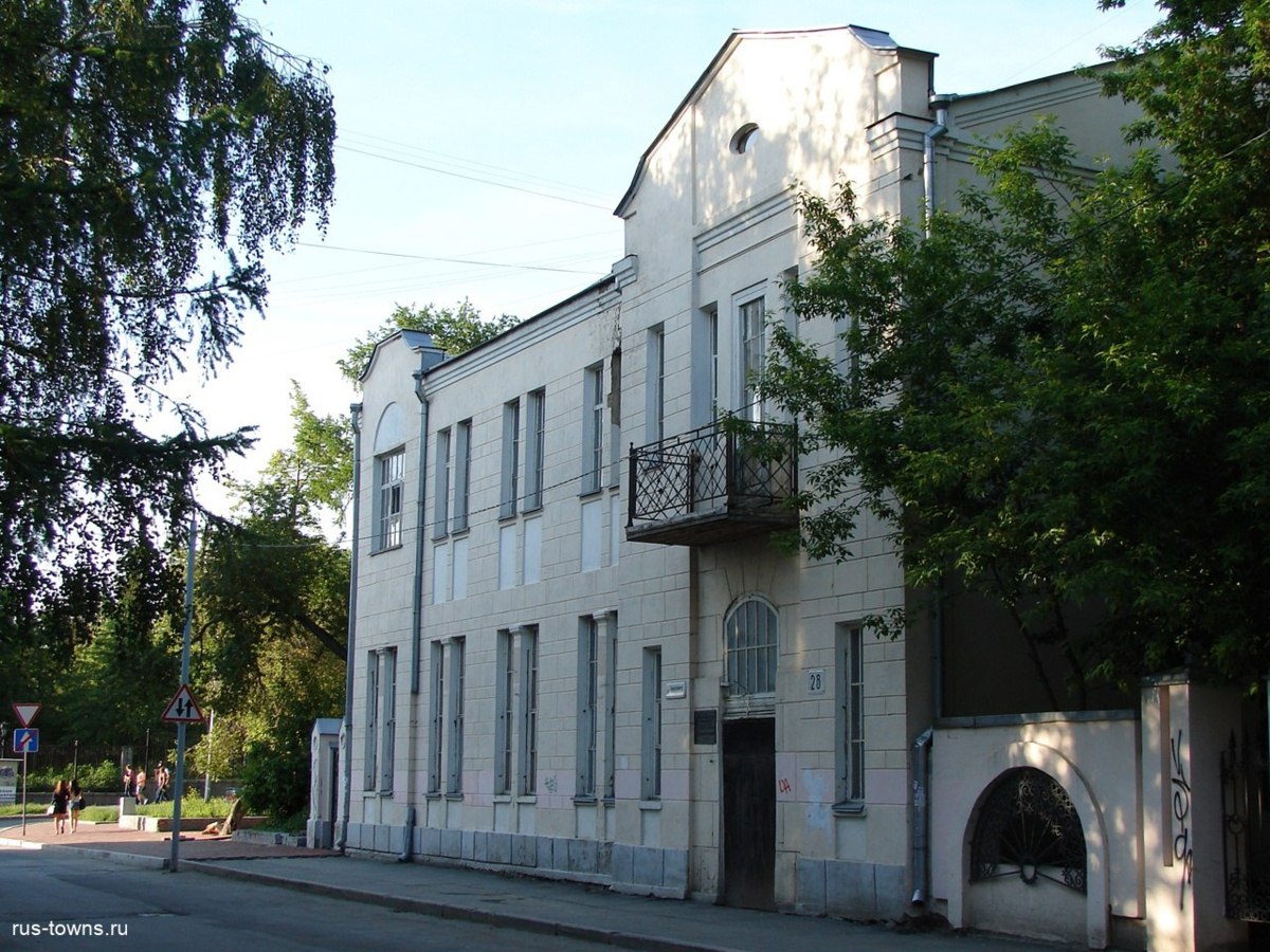 Историческое здание в центре Екатеринбурга превратят в музей иконографии  Объект культурного наследия, построенный в 1924 году, будет отреставрирован и превращен в музей иконографии святой Екатерины с уникальной коллекцией из более полутора тысяч икон. оглашение о реставрации памятника архитектуры подписали Банк ДОМ.РФ и компания «Практика» на полях ИННОПРОМ.  Речь о здании на перекрестке улиц Пушкина и Первомайской, которое сохранило уникальные элементы архитектуры модерна: аутентичные двери, лепной карниз, кованые лестничные решетки и изразцовые панели. Финансирование на реализацию проекта вылелит Банк ДОМ.РФ. Реставрацией здания будет заниматься компания «Практика».   «Уральский меридиан»