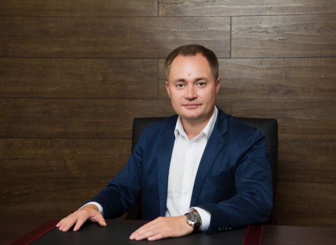 Михаил Белоусов займётся выборами в Самарской области Чиновник получил должность первого замруководителя администрации губернатора Михаил Белоусов назначен первым заместителем руководителя администрации губернатора Самарской области Об этом стало известно 22 декабря на оперативном совещании в правительстве региона По словам губернатора Вячеслава Федорищева новый руководитель будет заниматься вопросами взаимодействия с Центральной избирательной комиссией координацией выборов различных уровней вместе с курирующим заместителем губернатора Михаил Белоусов родился в Чапаевске Окончил Самарский Аэрокосмический лицей и Аэрокосмический университет по специальности Инженер Получил второе высшее образование по специальности Юриспруденция Работал в сфере машиностроения и строительства Создал предприятие в области промышленного строительства ООО Строительная компания Стандарт В 2011 году стал депутатом Самарской губернской думы от ЛДПР С 2016 по 2023 год был главой Красноярского района Затем работал заместителем генерального директора по строительству и инвестициям ООО Газпром газораспределение Самара В августе 2024 года Белоусов возглавил министерство энергетики и ЖКХ Самарской области сменив на посту одного из самых опытных чиновников региона Владимира Василенко В конце января стало известно что Михаил Белоусов ушёл с поста врио министра энергетики и жилищно коммунального хозяйства региона и перешёл на должность зампредседателя правительства Самарской области Сферой его полномочий стали вопросы энергетики жилищно коммунального хозяйства экологии лесного хозяйства охраны окружающей среды природопользования охоты и рыболовства Новое назначение Белоусова состоялось накануне пленарного заседания Самарской губернской думы которое запанировано на 23 декабря Завтра депутаты первым рассмотрят вопрос о согласовании кандидатуры первого заместителя губернатора председателя правительства региона На этот пост Вячеслав Федорищев внёс на рассмотрение кандидатуру ныне вице премьера правительства региона Виталия Шабалатова Должность врио первого заместителя губернатора председателя правительства Самарской области сейчас занимает Михаил Смирнов с которым Михаил Белоусов работал в ООО Газпром газораспределение Самара