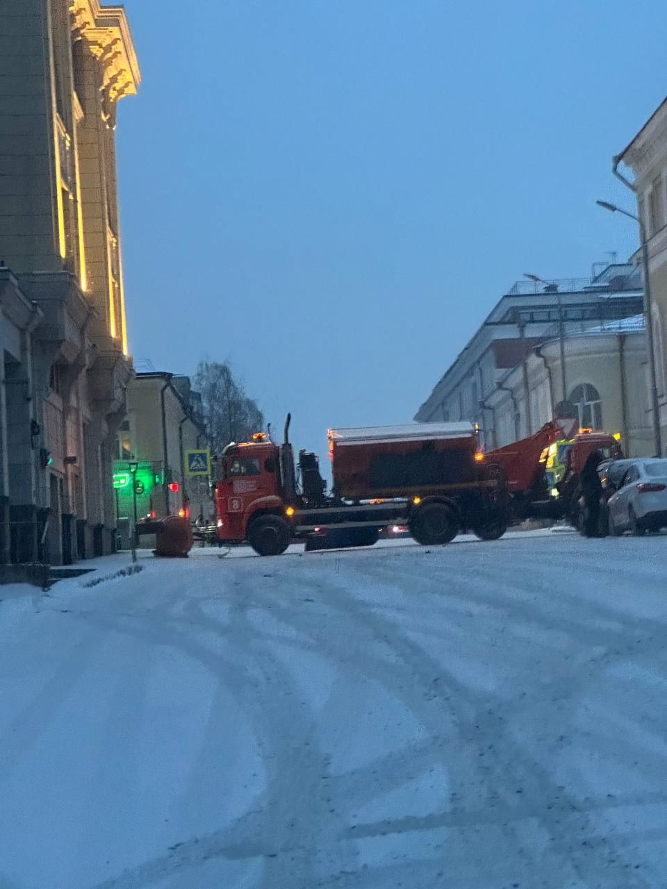 Центр Казани перекрыли для съемок фильма  В столице Татарстана введены ограничения движения транспорта на нескольких центральных улицах в связи со съемками киноленты «Айда». Местные жители активно делятся кадрами перекрытия дорог в социальных сетях.  При этом автомобилисты столкнулись с затрудненным движением уже с раннего утра. Согласно данным сервиса «Яндекс.Карты», на дорогах Казани в настоящее время наблюдаются пробки, оцениваемые в 8 баллов.   Подпишитесь: