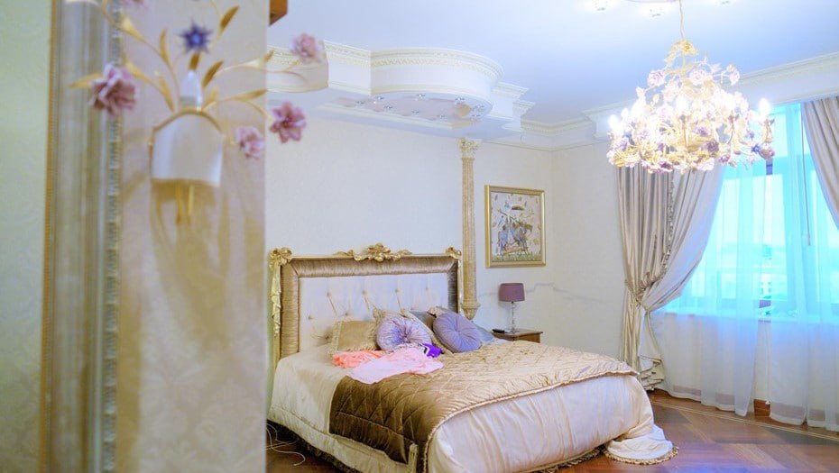 Петербург вошёл в топ российских городов по снижению цен на комнаты За год цена упала на 5 3 сообщили в Мире квартир Приобрести её можно в среднем за 2 654 881 рубль При этом Северная столица всё ещё входит в топ 5 городов с самыми дорогими комнатами в России наряду с Москвой Сочи Казанью и Владивостоком В целом по России за последний год комнаты подорожали в 55 городах и лишь в 14 подешевели По городам в среднем ценник увеличился на 12 7 В итоге средняя цена за комнату составила 1 494 225 рублей Валентин Беликов Подписаться на ДП в Telegram MAX