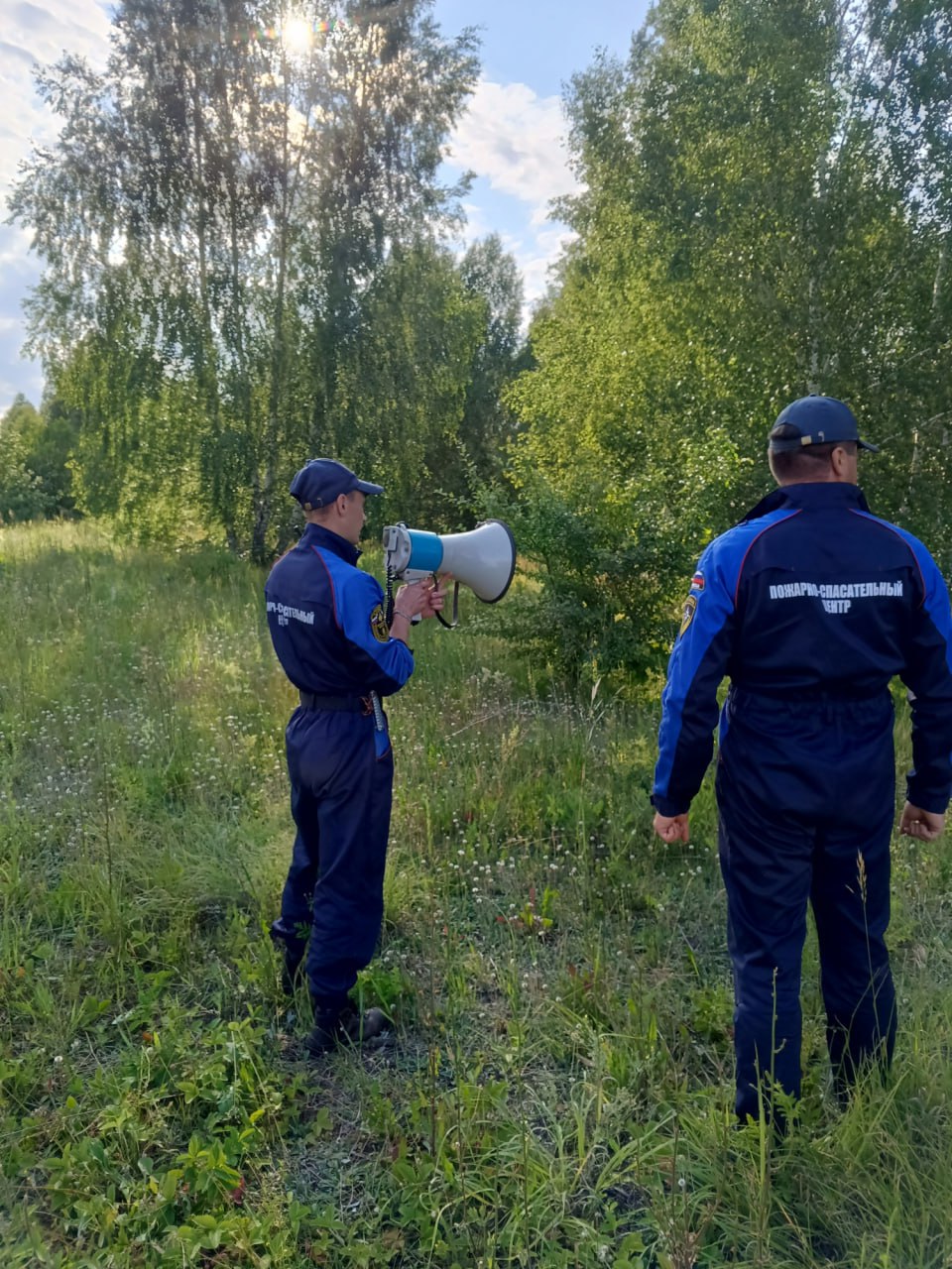 В Пензенской области спасли потерявшихся грибников 19 июня пензенские спасатели дважды отправлялись на поиски заблудившихся в лесу грибников. В 14:50 поступило сообщение о мужчине 1958 года рождения, который потерялся в лесу возле СНТ «Родничок» в селе Камайка. Спасатели нашли его на лесной дороге и вернули к родственникам. Пострадавший не нуждался в медицинской помощи. Через час, в 15:50, стало известно о потерявшейся женщине 1964 года. Она заблудилась во время сбора грибов в районе поселка Березовая роща. Спасатели нашли ее около села Казеевка. После этого жительница региона встретилась с родственниками. Поделиться с нами новостью Подписаться