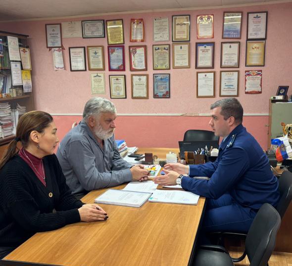 В Астрахани транспортной прокуратурой проведена рабочая встреча с представителями Астраханской областной организации Всероссийского общества инвалидов Заместитель Астраханского транспортного прокурора Никита Иванов провел рабочую встречу с представителями Астраханской областной организации Всероссийского общества инвалидов Предметом обсуждения явились проблемы социального обеспечения граждан с ограниченными возможностями здоровья доступности для маломобильных граждан к объектам транспортной инфраструктуры соблюдения установленных законом особенностей обслуживания пассажиров при их перевозке В ходе мероприятия определены дальнейшие направления взаимодействия