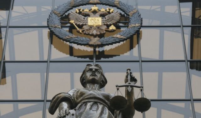 Верховный суд подтвердил, что для выдвижения на выборах участникам спецоперации нужно подавать документы лично. Суд высшей инстанции оставил в силе отказ псковского избиркома в регистрации на выборах участнику СВО Дмитрию Поршневу из-за того, что тот не смог лично подать документы кандидата. Речь шла о выборах 2024 года. Ходатайство военнослужащего о направлении запроса в Конституционный суд о проверке соответствия данной нормы избирательного законодательства Конституции РФ ВС также отклонил.