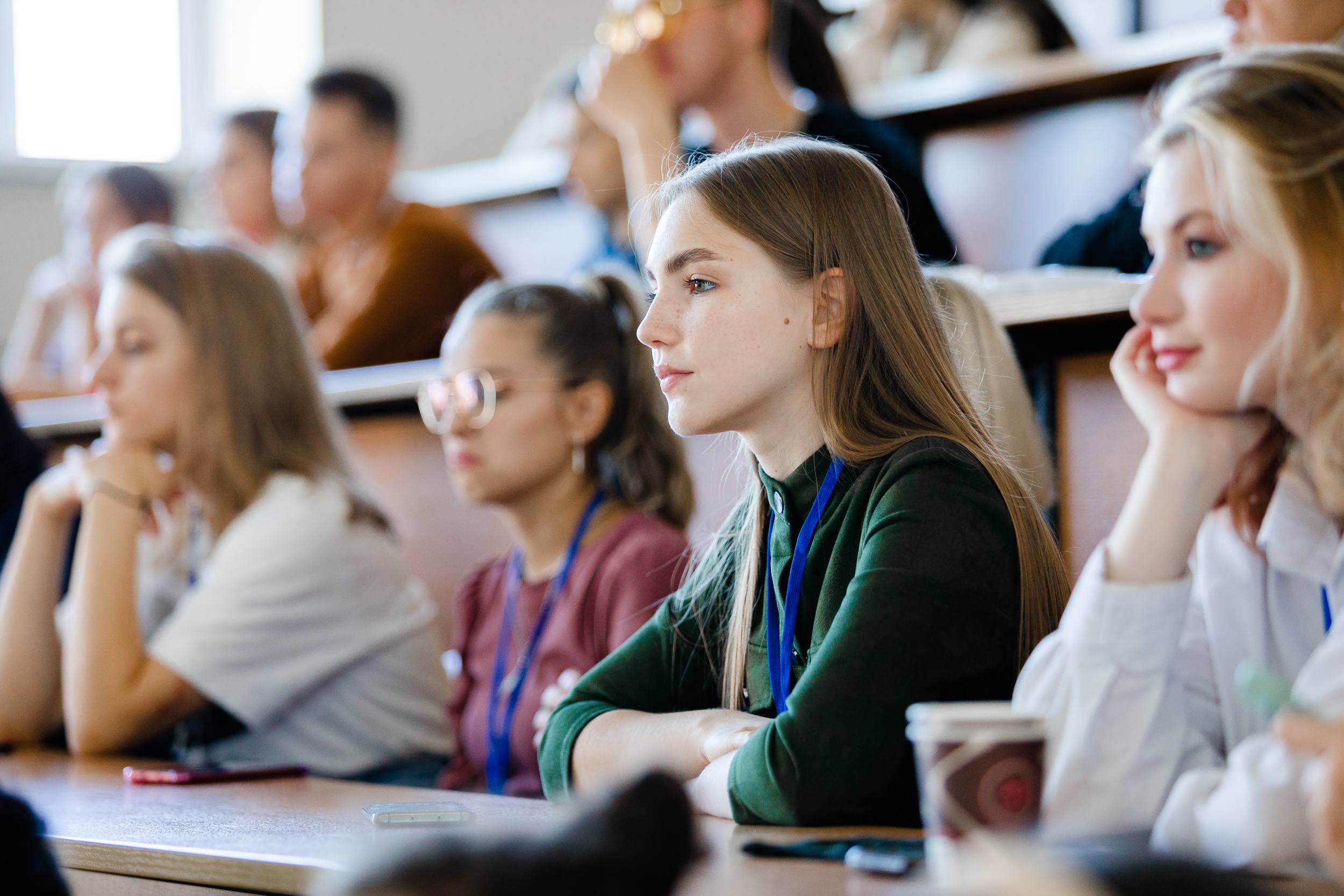 Студенческое самоуправление в ДВФУ объединит 100 студентов В университете формируется новая модель студенческого самоуправления которая будет представлять интересы всех обучающихся В вузе появится коллегиальный орган объединяющий руководителей студенческих организаций представителей Движения Первых и Совета старост Изменения связаны с быстроразвивающейся молодежной политикой страны совершенствуются законы и вся система в целом ДВФУ как федеральный вуз в первую очередь обязан следовать требованиям федерального законодательства После выявленных нарушений появилась потребность в новом коллегиальном органе самоуправления максимально репрезентативном и представляющем интересы 100 студентов вуза Новый орган будет представлять интересы более 21 тысячи студентов ДВФУ обеспечивая полномасштабное представительство и укрепляя обратную связь между студенческим сообществом и администрацией университета При этом текущая работа органов студенческого представительства не прерывается Совет старост в который входят представители всех Школ и Институтов продолжает активно работать и представлять интересы обучающихся Молодежная политика ДВФУ направлена на максимальное раскрытие потенциала молодежи поддержку инициатив обучающихся повышение вовлеченности студентов в управление кампусом и развитие их лидерского потенциала в контексте задач определенных государственной молодежной политикой Российской Федерации