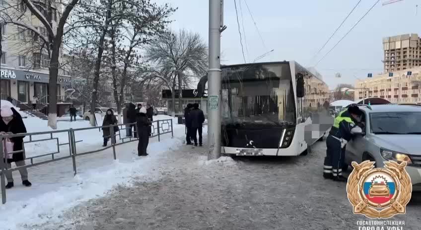 В Уфе автобус столкнулся с легковым автомобилем, 22 пассажира на осмотре у врачей