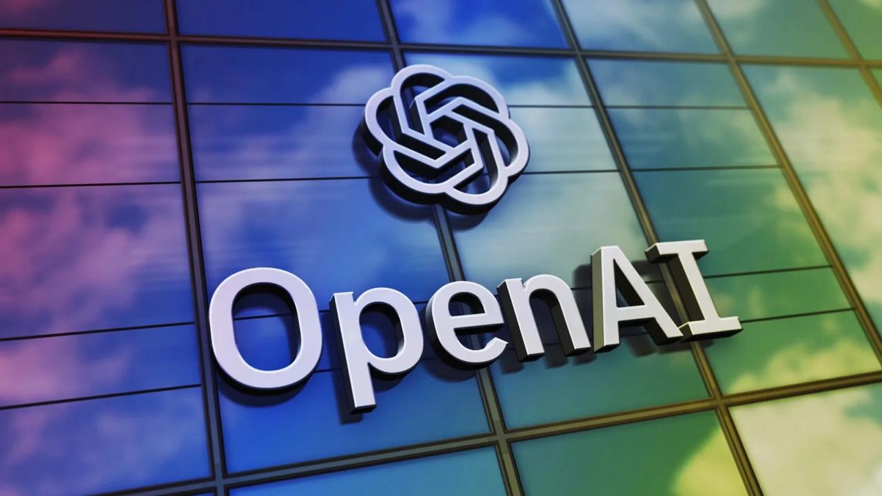 WSJ OpenAI в конце года выплатила каждому сотруднику в среднем по 1 5 млн акциями Как сообщает издание это абсолютный рекорд среди бигтеха Средства получили примерно 4 тысячи сотрудников Для сравнения выплаченная сумма по информации WSJ более чем в семь раз превышает выплаты Google сотрудникам перед IPО в 2004 году Издание объясняет что такой рекордный рост выплат обусловлен борьбой за сотрудников в сфере ИИ где сейчас ведущие лаборатории конкурируют за ограниченное число профессионалов мир общество технологии