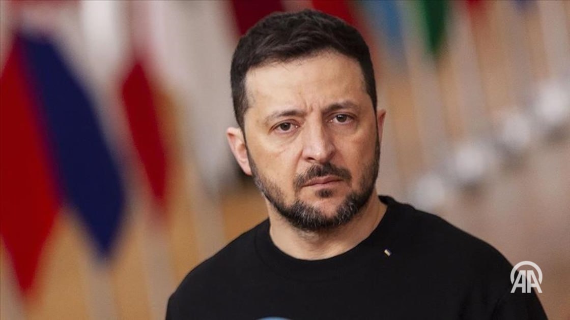 Президент Украины Владимир Зеленский прибыл с визитом в Великобританию. Об этом сообщают украинские СМИ со ссылкой на пресс-секретаря президента Сергея Никифорова Никифоров отметил, что целью поездки является углубление оборонного сотрудничества. По его словам, во время визита президент Украины встретится с королем Чарльзом III, премьер-министром Киром Стармером, спикерами обеих палат парламента Линдси Хойлом и лордом Джоном Макфолом. ↘ Подробнее на нашем сайте: v.aa.com.tr/3609558 24/7 в сутки с Агентством «Анадолу»