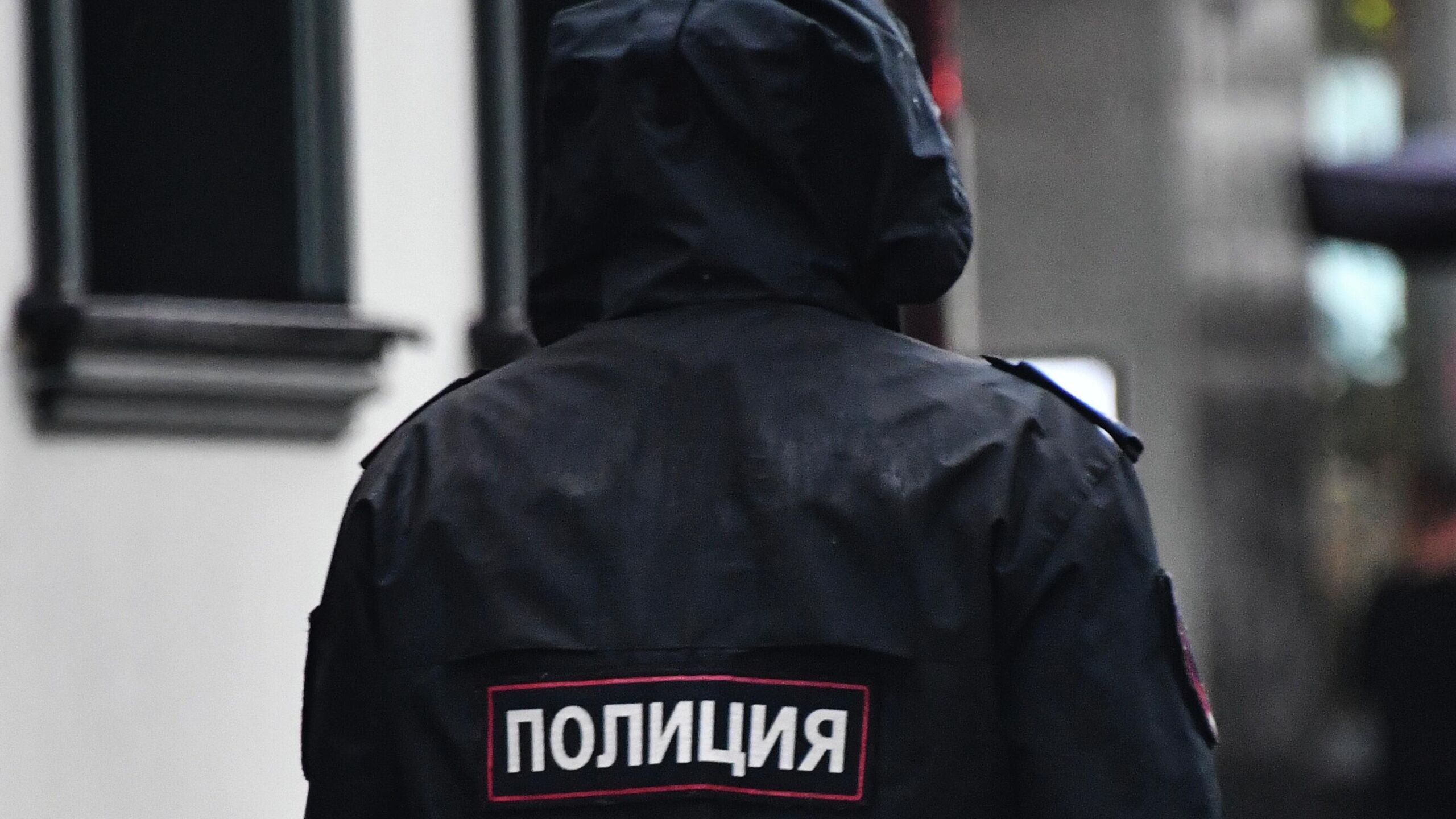 Трое мужчин избивали и угрожали омскому таксисту вымогая у него миллион рублей сообщили РИА Новости в пресс службе регионального УМВД Как рассказали в полиции трое подозреваемых двое из которых граждане соседнего государства напали на таксиста из Омска и избили его Фигуранты встретили его возле кафе в Кировском округе и попросили о помощи неподалеку стоит машина их друга с разряженным аккумулятором По прибытии на место начали избивать потерпевшего угрожать ножами Из карманов одежды потерпевшего они забрали 2 тысячи рублей сняли с карты 48 тысяч потребовав позже раздобыть и передать им еще 1 миллион рублей сообщили в пресс службе После этого они заставили его позвонить подруге взять у нее телефон и сдали его в ломбард получив 70 тысяч рублей Затем они заставили таксиста на камеру признаться что он якобы торгует наркотиками чтобы если он откажется передать им деньги показать ролик в полиции и родственникам мужчины Всех троих задержали сотрудники УФСБ и уголовного розыска УМВД