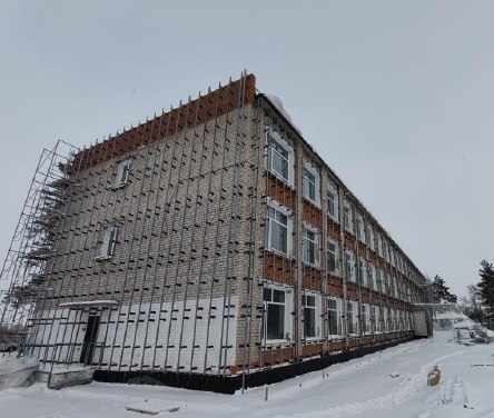 В школе 1 села Возжаевка подходит к концу масштабный капитальный ремонт Родители ученики и педагоги смогут оценить результаты преображения в начале следующего года Ремонт проводится в рамках президентского нацпроекта Молодежь и дети Как сообщили в министерстве строительства и архитектуры Амурской области с начала года в школе Белогорского округа были обновлены инженерные сети установлены новые окна и двери В настоящее время на объекте ведутся внутренние отделочные работы монтаж сантехники а также фасадные и электромонтажные работы Общая стоимость капитального ремонта превысила 174 миллиона рублей Ход работ находится под контролем специалистов ГБУ Амурской области Строитель которые регулярно посещают объект