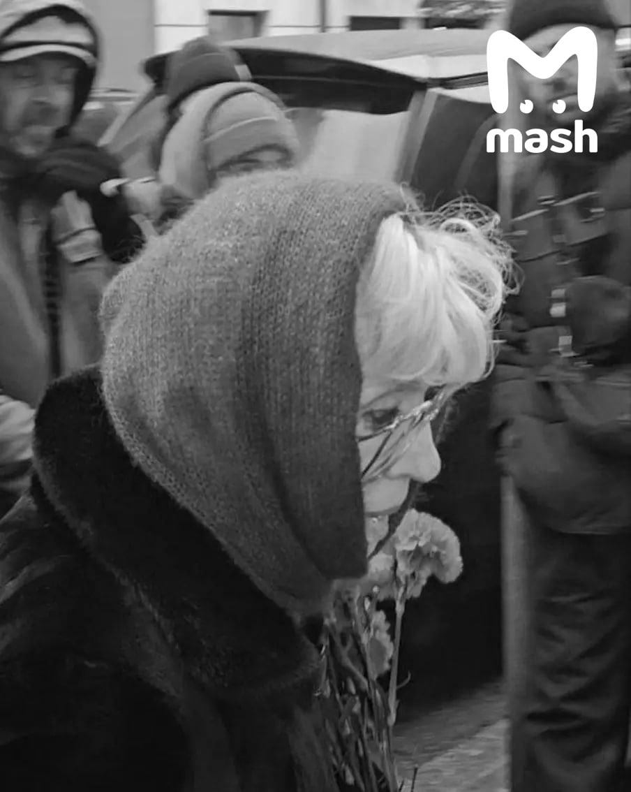 Врачи боролись за жизнь Алентовой почти час по дороге от театра им Маяковского до ГКБ 1 и в реанимации Вере Алентовой стало плохо на похоронах актёра Лобоцкого её экстренно госпитализировали Через 22 минуты после погрузки в скорую у неё случилась остановка сердца После этого её пытались ещё как минимум 30 минут реанимировать уже в больнице и пытались вернуть сердцебиение но к сожалению безуспешно Кроме того показатели сахара в крови оказались критическими Причина смерти Алентовой острый инфаркт миокарда на фоне гипертонической болезни сердца и стресса Церемония прощания с народной артисткой пройдет в Театре имени Пушкина Подписывайся на Mash