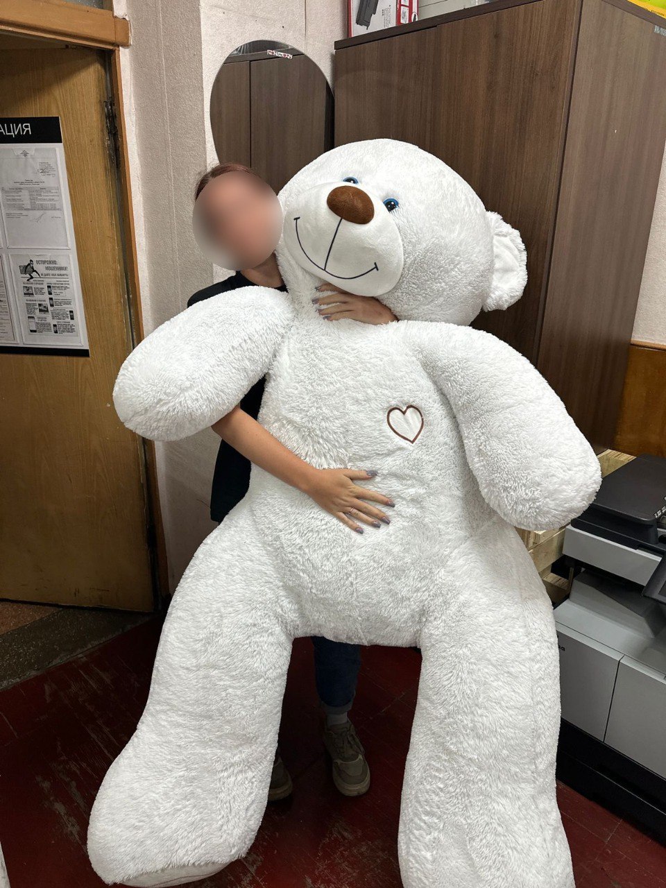 Стажёр в пункте выдачи в Евпатории попался на краже плюшевого медведя для своей возлюбленной. Фотография с двухметровым мягким медведем появилась в социальной сети у девушки. Для сокрытия хищений 22-летний молодой человек отмечал товары как «невостребованные» и списывал их фиктивной отправкой на основной склад, используя недостоверные QR-коды. После поступления штрафов за утраченные товары схема была раскрыта.