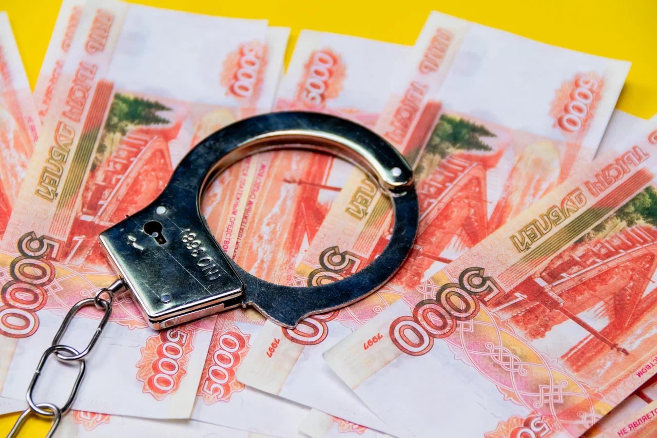 Женщина получила условный срок за аферу на миллион рублей Суд в Удмуртии признал местную жительницу виновной в мошенничестве в особо крупном размере Как сообщает РИА Новости со ссылкой на материалы которые имеются в распоряжении редакции женщина обманом получила более 1 миллиона рублей от предпринимателя с которым состояла в отношениях По данным дела с июля 2024 года она просила деньги якобы на лечение сына от рака операции лекарства оплату ипотеки и услуги юриста для развода Позже выяснилось что ребенок был здоров ипотеку платил супруг а развод оформлен не был Обман раскрыл муж женщины обнаружив переписку и связавшись с потерпевшим После отказа вернуть деньги мужчина обратился в правоохранительные органы Подписаться на нас Telegram MAX