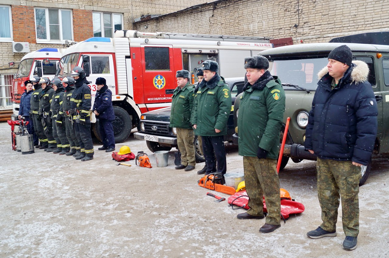 Лесная охрана в рамках смотра показала свою готовность к предстоящему пожароопасному сезону.  Смотр готовности сил и средств аварийно-спасательных и аварийно-ремонтных служб к предстоящим паводкам и пожароопасному периоду прошёл на территории предприятия «Водоканал-Сервис» города Серпухов.  В нем приняли участие и экипажи наземного патрулирования филиала «Русский лес» ГАУ МО «Мособллес», оснащённые соответствующим инвентарём и бензоинструментом. Сотрудники лесной охраны продемонстрировали комплектность оснащения и исправность оборудования.  «Комиссия по итогам смотра решила, что силы и средства городского округа Серпухов готовы к проведению работ по ликвидации чрезвычайных ситуаций. «Русский лес», в частности, обеспечен всем необходимым исправным оборудованием, инструментами и материалами для работы в условиях возможного осложнения обстановки в течение предстоящего пожароопасного сезона», – отметил директор филиала «Русский лес» ГАУ МО «Мособллес» – лесничий Алексей Талалаев.