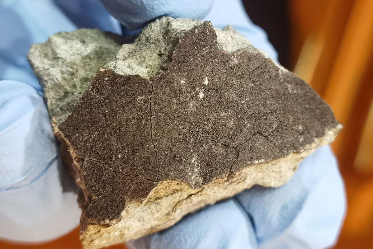 Найдены куски метеорита взорвавшегося в небе над Тверской областью Обнаружены первые образцы метеоритного вещества рассыпавшегося по территории Тверской и Новгородской областей Об этом сообщили в Институте геохимии и аналитической химии им В И Вернадского Российской академии наук Напомним яркий болид пролетел в небе над Тверской областью ранним утром 27 октября Подпишись на Твериград в MAX