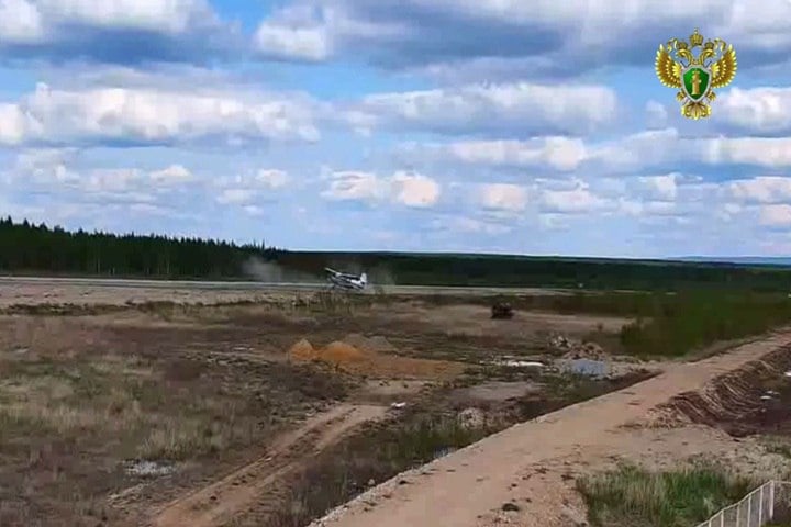 Самолет выкатился за пределы взлетно-посадочной полосы 3 июня 2025 года в аэропорту Олекминска произошло нештатное происшествие с воздушным судном Ан-2. После посадки самолет выкатился за пределы взлетно-посадочной полосы. К счастью, на борту не было пассажиров, а экипаж не пострадал. Техника также осталась без повреждений. Полет выполнялся в рамках выполнения авиационных работ по наблюдению в пажароопасный период. Транспортная прокуратура уже организовала проверку по факту случившегося. Специалисты изучат обстоятельства инцидента, включая действия экипажа, техническое состояние самолета и условия посадки. Официальные выводы будут сделаны после завершения расследования. Фото: транспортная прокуратура Якутии