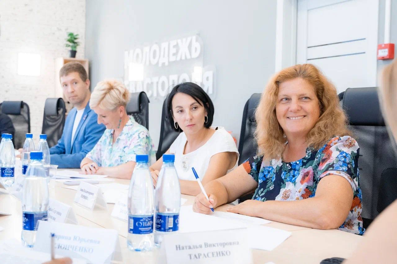 В Севастополе состоялось первое заседание Общественного совета по молодёжной политике при Управлении по делам молодёжи города Севастополя   Каждый член Совета будет курировать своё направление: патриотическое воспитание, взаимодействие с общественными организациями, развитие международного сотрудничества, добровольчество, спорт и здоровый образ жизни, науку и предпринимательство, творчество и другие актуальные направления.
