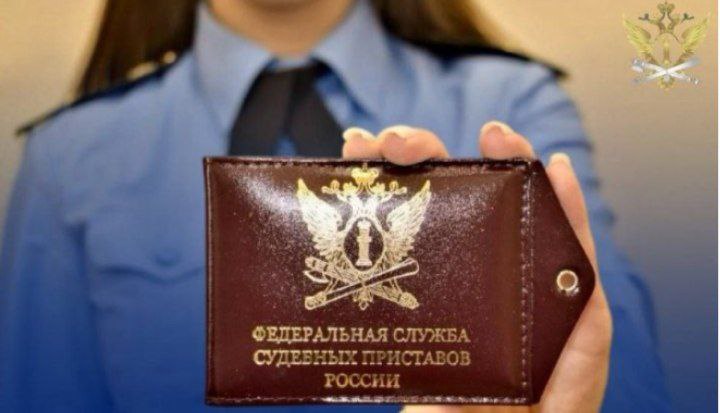 Записалась на маникюр судебные приставы в Приморье ловят должников разными методами Судебный пристав в Приморье нашла должницу по алиментам записавшись к ней на маникюр чтобы обязать ее погасить долг Об этом на пресс конференции в региональном информационном центре ТАСС Дальний Восток сообщила начальник отдела организации исполнительного розыска реализации имущества должников ГУ ФССП России по Приморскому краю Анна Бондарева Задолжавшая своему ребёнку дама уклоняясь от решения суда не работала официально и скрывалась от приставов из за чего её дважды объявляли в исполнительный розыск В ходе розыскных мероприятий выяснилось что женщина на дому оказывает услуги по наращиванию волос и ногтей а также делает татуировки В результате вместо ожидаемого клиента записавшегося на маникюр к ней пришёл сотрудник исполнительного розыска В практике розыска немало показательных случаев от курьёзных когда должники пытались спрятаться под кроватью или в шкафу до ситуаций требовавших от сотрудников особой смекалки