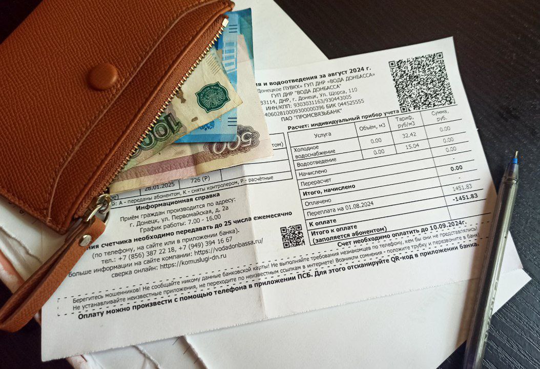 С 1 июля в ДНР повысят тарифы за воду  Их размер составит 41,14 руб./ м³ за водоснабжение и 21,13 руб./ м³ за водоотведение. На сегодняшний день местные тарифы по-прежнему в два раза ниже соседней Ростовской области, сообщили в пресс-службе "Воды Донбасса".    Средства пойдут на замену изношенных участков водопроводных сетей, закупку современных материалов и оплату труда ремонтных бригад.   Для корректного начисления коммунальщики просят передать показания счетчиков воды до 25 июня включительно. По всем вопросам граждане могут обратиться в кол-центр "Воды Донбасса" по номеру 988  ежедневно с 7:00 до 19:00 .  Напомним, что с 1 июля все коммунальные услуги в ДНР станут дороже – ознакомиться с новыми тарифами можно по ссылке.   Фото: Всё о ДНР