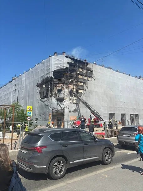 Два человека погибли в результате пожара в доходном доме Смирнова на Обводном канале В результате пожара в находящемся на ремонте бывшем доходном доме Смирнова на набережной Обводного канала, д. 183 погибли два человека. Из опасной зоны эвакуированы 15 человек, в том числе один ребенок. Об этом сообщили 3 июня в региональном ГУ МЧС. По уточненной информации, в трехкомнатной квартире общей площадью 130 кв. м обгорела обстановка на площади 45 кв. м, а также происходило горение строительных лесов на фасаде жилого здания на площади 65 кв. м. В 14:12 пожар локализовали и ликвидировали открытое горение. В 15:23 произошел отказ от дополнительного номера 1БИС, в настоящий момент продолжается работа по номеру 1. С огнем борются 27 человек личного состава и семь единиц техники, уточнили в ведомстве спасателей. Фото: Семен Абруков Подписывайтесь на «Ъ-СПб»