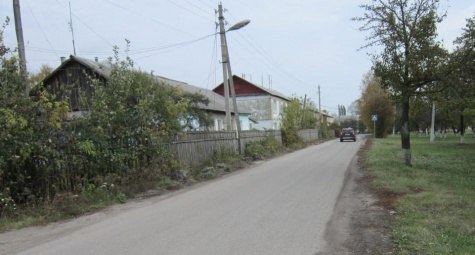 Милославский депутат от «Яблока» об опасной для пешеходов улице райцентра: «Ничего не изменилось, кроме обещаний администрации»  Прокуратура не увидела оснований для принятия мер в отношении администрации Милославского района, которая до сих пор не сделала в райцентре тротуар на улице Центральной.  Пешеходы здесь передвигаются в одном потоке с машинами, что создает угрозу для людей.  Вопрос уже продолжительное время поднимает местный депутат от «Яблока» Валентин Байметов, он направляет обращения в различные инстанции.  Прокуратура в прошлом году внесла представление в адрес главы администрации Милославского района, а сейчас в ответе на очередную жалобу Валентина Байметова просто пересказывает информацию районных чиновников о том, что в этом году планируется разработка проектно-сметной документации на устройство тротуара по нечетной стороне улицы Центральной. Оснований для иных мер прокурорского реагирования ведомство не увидело.  «Ничего не изменилось, кроме обещаний администрации», – отмечает депутат от «Яблока». Он добавил, что ни одно из нарушений, отмеченных прокуратурой ранее, не устранено.