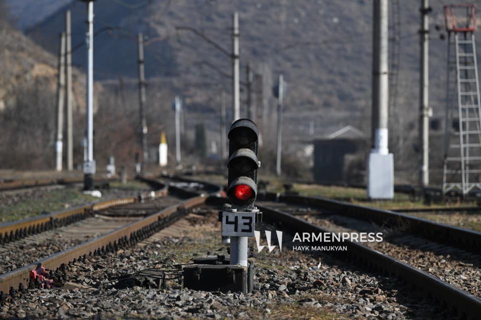 Представители Армении и Азербайджана 15 января 2026 года провели совместную инспекцию текущего состояния инфраструктуры железнодорожного участка Ерасх Садарак По сообщению Арменпресс об этом сообщило Министерство территориального управления и инфраструктуры Республики Армения подчеркнув что целью инспекции была оценка технической пригодности железнодорожного участка для обеспечения движения специальной железнодорожной строительной техники с целью осуществления соответствующих комплексных мер по восстановлению инфраструктуры В рамках инспекции стороны обменялись мнениями по вопросам оценки технического состояния железнодорожной инфраструктуры на данном участке