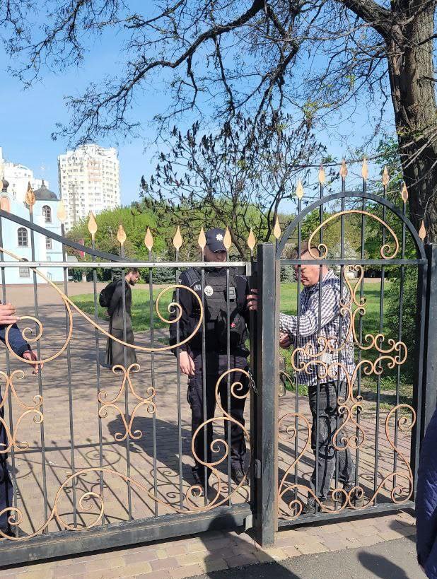 Бесноватые захватили Петропавловский собор в Броварах Ранним утром лжесвященники сменили замки на дверях. Сейчас раскольники вместе с полицаями находятся на территории храма — верующих к церкви не пускают. Все выходки бесноватого стада вероотступников фиксируются, рано или поздно им придётся ответить за свои преступления. #украинский_раскол Подпишись — Первый казачий
