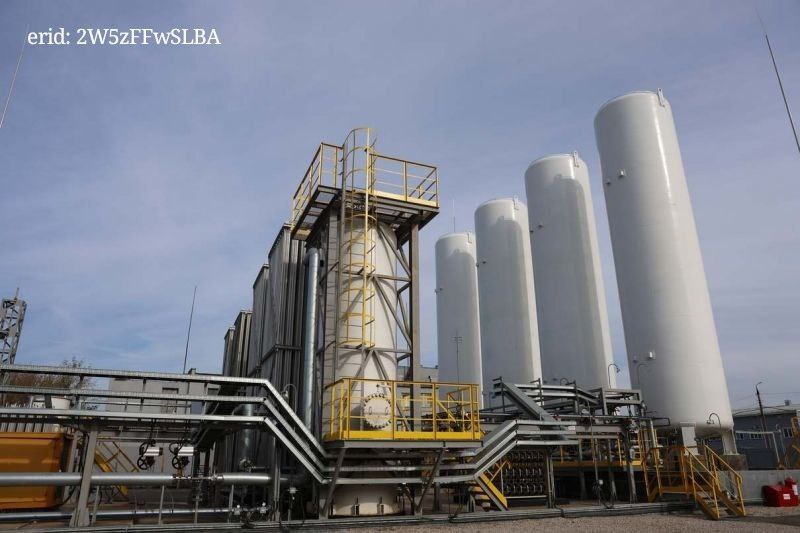 На флагманском заводе Группы компаний Полипласт Новомосковск запущена вторая очередь единственного в России комплекса по производству высокомолекулярных полимеров Запуск первой очереди состоялся в 2024 году Новый комплекс имеет широкий спектр применения в строительной отрасли Он позволит обеспечивать потребности отечественного рынка полностью заместив импортные аналоги а также решать задачи по увеличению объема несырьевого неэнергетического экспорта поставленные Президентом России Владимиром Владимировичем Путиным В церемонии открытия приняли участие заместитель Министра промышленности и торговли РФ Михаил Николаевич Юрин Губернатор Тульской области Дмитрий Вячеславович Миляев и председатель совета директоров ГК Полипласт Александр Зинурович Шамсутдинов Реклама ООО ПОЛИПЛАСТ НОВОМОСКОВСК ИНН 7116019123