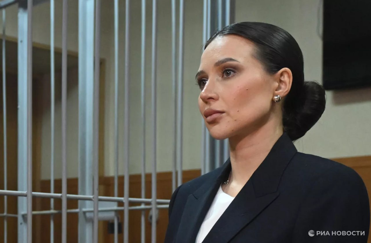 У блогера Лерчек изъяли 22 комплекта украшений премиальных брендов и 46 миллионов рублей наличными Адвокаты просили вернуть украшения так как из за домашнего ареста Лерчек не может зарабатывать Суд указал что решит судьбу украшений при постановлении итогового решения по делу Подписаться на РИА Новости