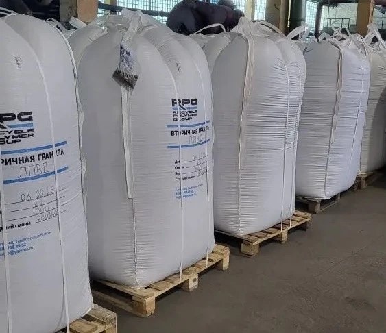 Министр экологии и природных ресурсов Тамбовской области Дмитрий Сомов ознакомился с деятельностью нового экологически ориентированного предприятия расположенного на территории опережающего развития Котовск по переработке стрейч пленки в гранулы Он осмотрел производственные цеха где осуществляется полный цикл переработки загрязненных полимерных отходов во вторичную гранулу пригодную для изготовления новых изделий Упаковочные материалы в современном мире стали удобными легкими доступными но остается вопрос их правильного вторичного использования На мой взгляд такие типы переработки полимеров просты в эксплуатационном плане но очень важны для экологии Интеграция производств переработки вторсырья в экономику замкнутого цикла и последующее получение первичной продукции снизит количество отходов подчеркнул Дмитрий Сомов Наши новости в МАХ