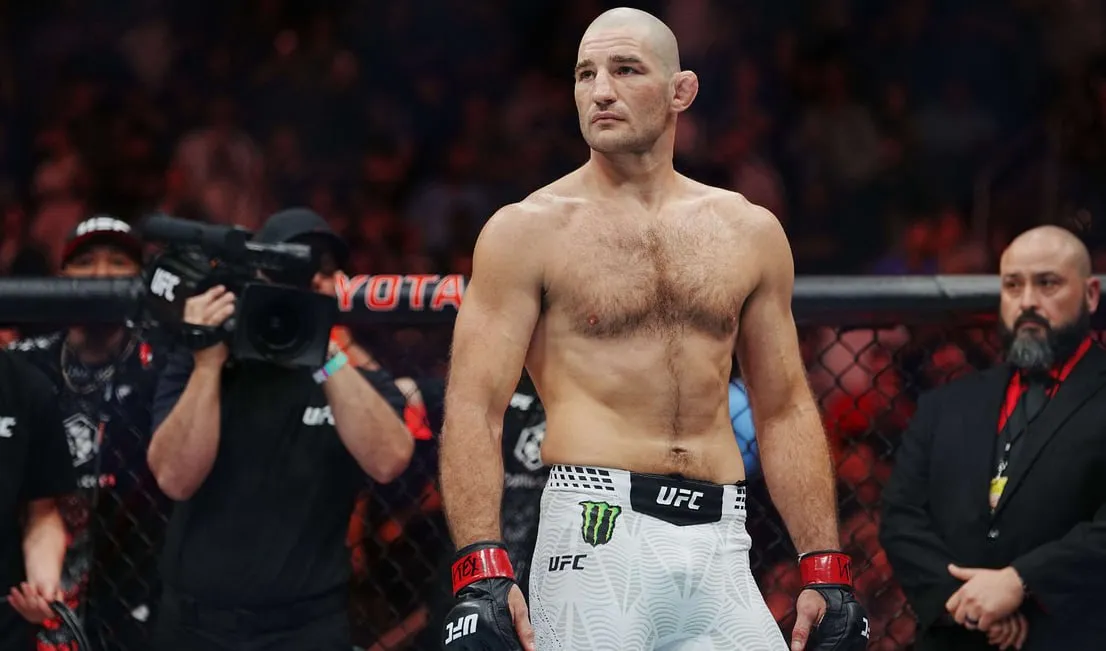 Чимаев потерпел первое поражение в карьере утратив титул UFC в среднем весе в бою со Стриклендом Бой продлился все пять раундов и завершился победой Стрикленда раздельным решением судей 48 47 47 48 48 47