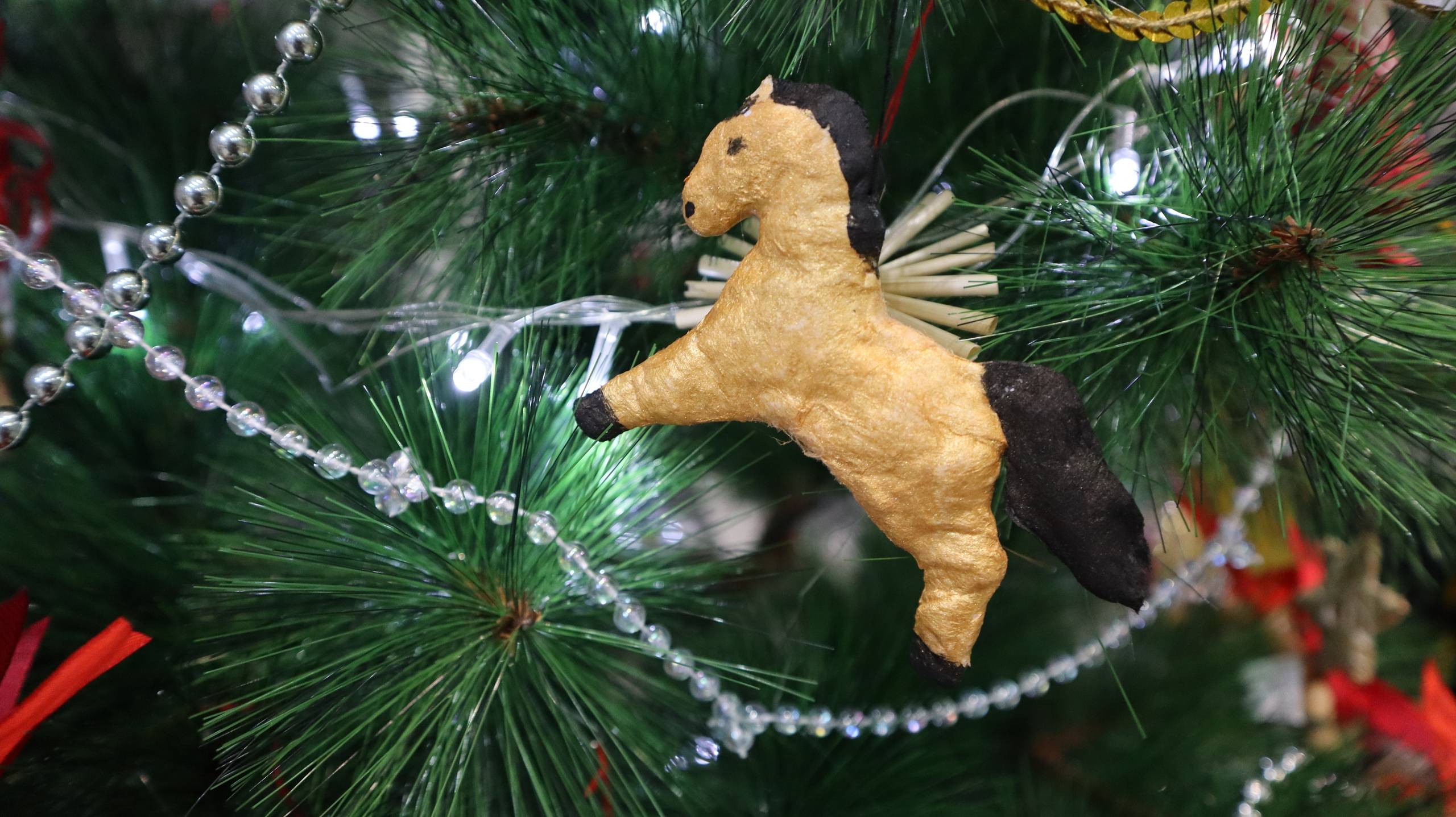 Мастер класс по созданию новогодней ватной игрушки Участники научатся создавать традиционные ватные игрушки для украшения новогодней ёлки Мастер класс включает работу с ватой клеем картоном и акриловыми красками Все материалы предоставляются организатором Начало 14 декабря 2025 13 00 Стоимость Бесплатно Адрес г Омск ул Добровольского д 5 1 Организатор vk com public213985192 14 декабря в 13 00 club66356847 Молодёжная библиотека Квартал 5 1 приглашает на мастер класс Новогодняя ватная игрушка Ватная игрушка это традиционное народное промысловое изделие которое создаётся из ваты а затем раскрашивается вручную В России ватные игрушки стали особенно популярны в качестве украшений для новогодних ёлок Их делали в виде ангелочков животных фруктов и даже сказочных персонажей В СССР ватные ремесло рукоделие Узнать подробности адрес или записаться на событие